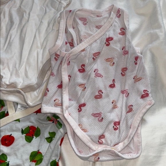 Uniqlo baby 0-3 months snap bodysuits - Picture 4 of 5